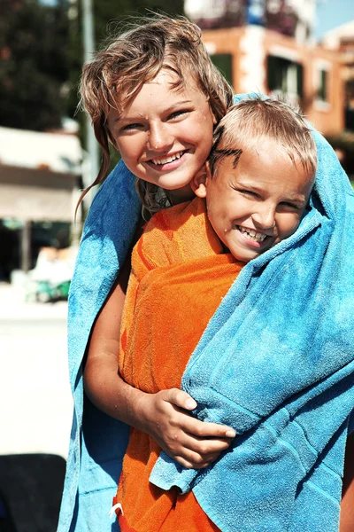 Retrato de irmão e irmã se divertindo na praia — Fotografia de Stock