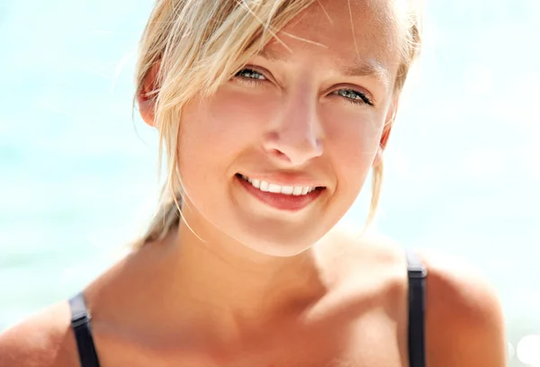 Portret van een mooie blonde dame glimlachen — Stockfoto