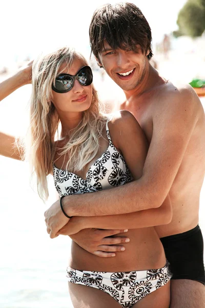 Młoda atrakcyjna para na plaży — Zdjęcie stockowe