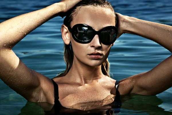 Vacker ung kvinna på en pool — Stockfoto
