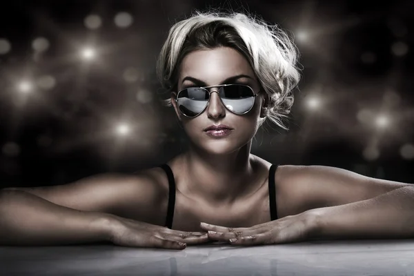 Studio colpo di giovane bionda indossa occhiali da sole alla moda — Foto Stock