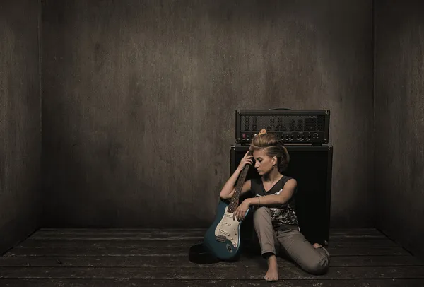 Девушка с гитарой в винтажной комнате — стоковое фото