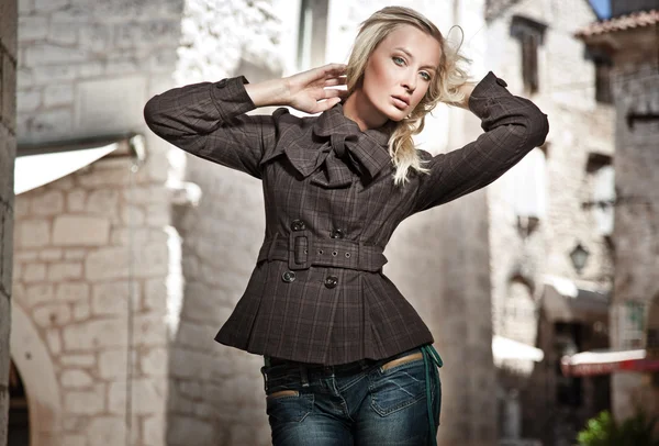 Mode stijl foto van een jonge vrouw — Stockfoto