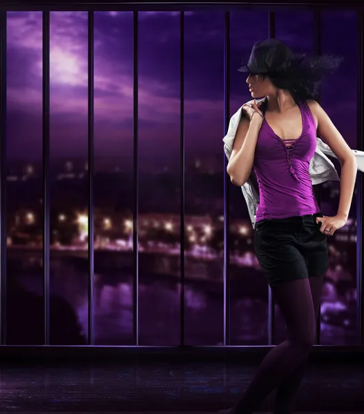 Tančící dívka, která nosí klobouk nad abstraktní pozadí — Stock fotografie