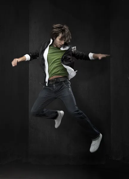 Genç dansçı, boşaltmak bir sürü — Stok fotoğraf