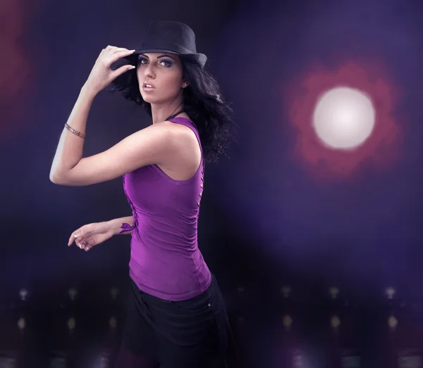 抽象的な背景の上に帽子をかぶっている踊っている女の子 ストックフォト
