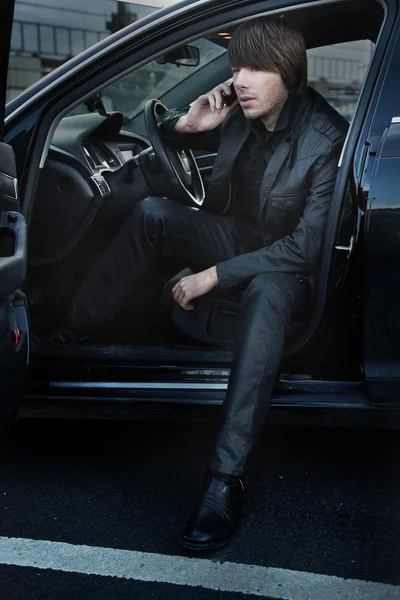 Elegantní muž v autě, volání — Stock fotografie