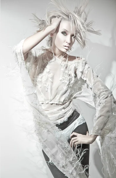 Attraktive junge blonde Schönheit posiert — Stockfoto