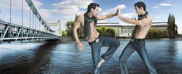 Deux combattants de karaté donnent un coup de pied au bord de la rivière — Photo