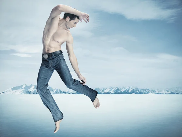 Taekwondo avcı eğitim, kış arka plan üzerinde — Stok fotoğraf