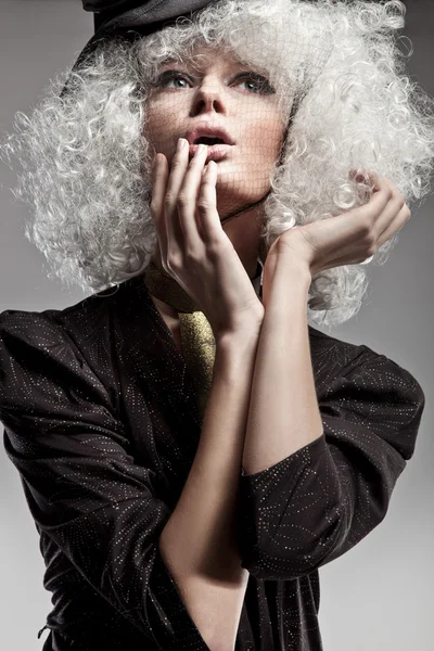 Mode-Stil Foto einer jungen Blondine — Stockfoto
