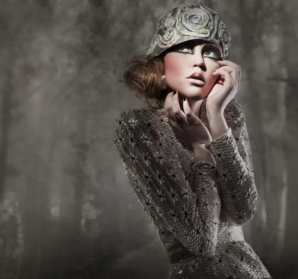 Hermosa joven en un misterioso bosque gris — Foto de Stock