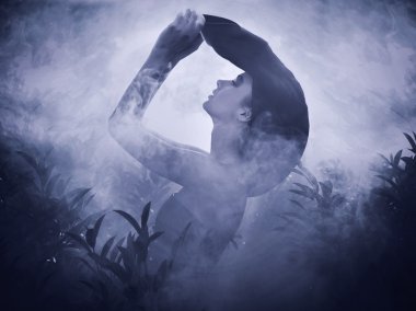 ay ışığında poz gizemli güzel kız