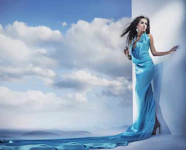 Prachtige vrouwelijke schoonheid draagt blauwe jurk — Stockfoto