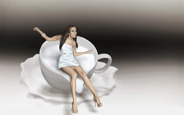 Foto Dinâmica Uma Jovem Beleza Uma Xícara Cappuccino — Fotografia de Stock