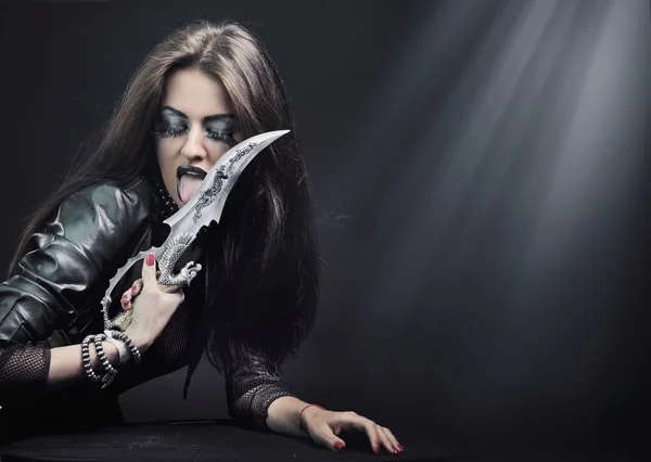 Γυναίκα ροκ σταρ που κρατά ένα μαχαίρι — Φωτογραφία Αρχείου