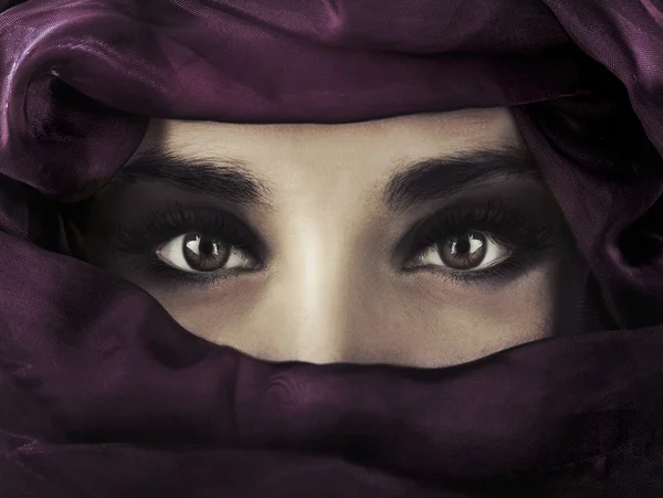 一个年轻的中东女子穿着紫色的头罩 — 图库照片