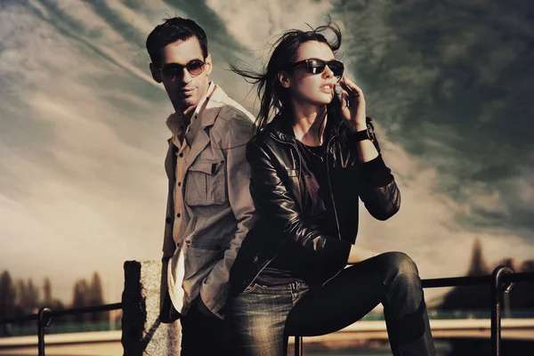 Attraktives junges Paar mit Sonnenbrille — Stockfoto