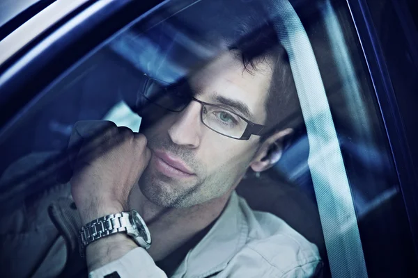 Schöner Mann sitzt in einem Auto — Stockfoto