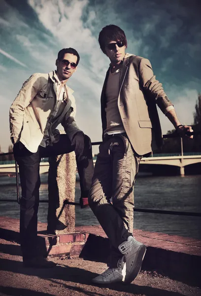 Två stilig vänner poserar på en city strandpromenad — Stockfoto