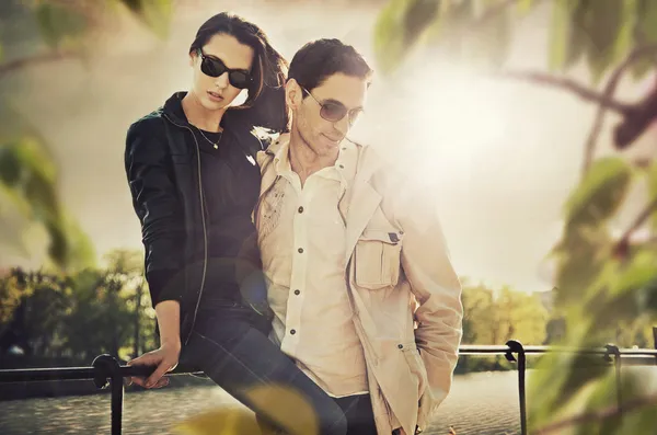 Attraktives Junges Paar Mit Sonnenbrille — Stockfoto