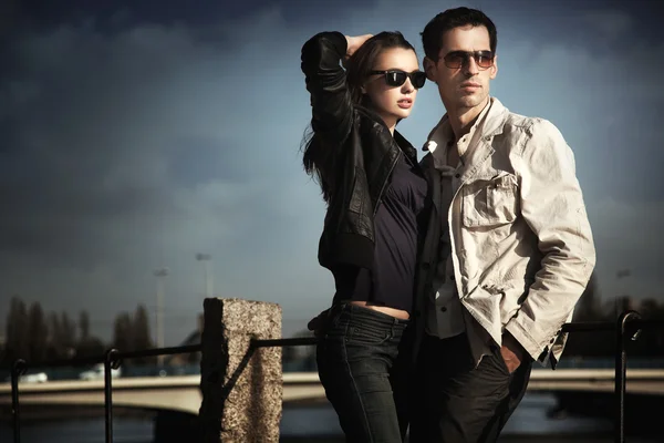 Attractive young couple wearing sunglasses — Stock Photo, Image