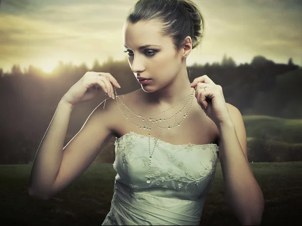 美术图片 年轻的女士戴着晨露的一条项链 — 图库照片