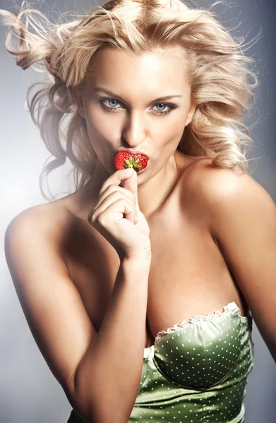イチゴを食べる若い女性 — ストック写真
