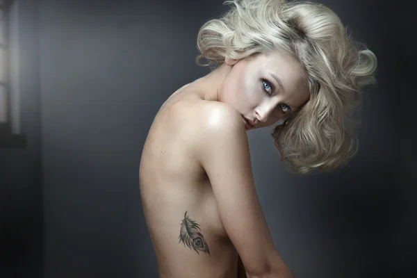 Krásné nahé Blond kráska pózuje — Stock fotografie