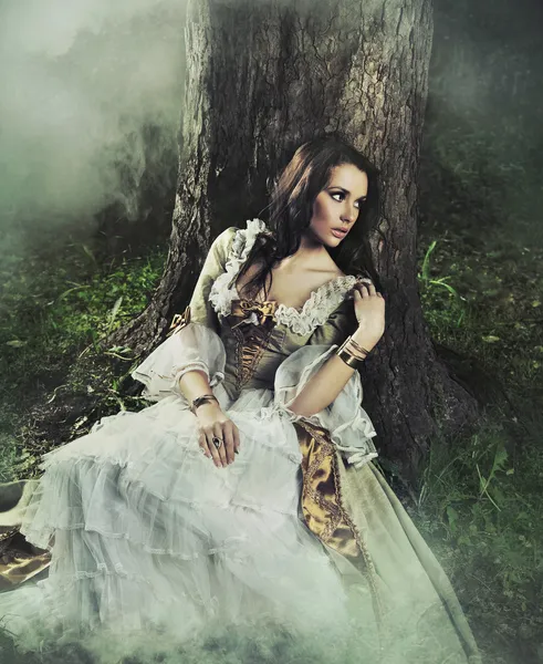 Junge Frau Einem Geheimnisvollen Wald — Stockfoto