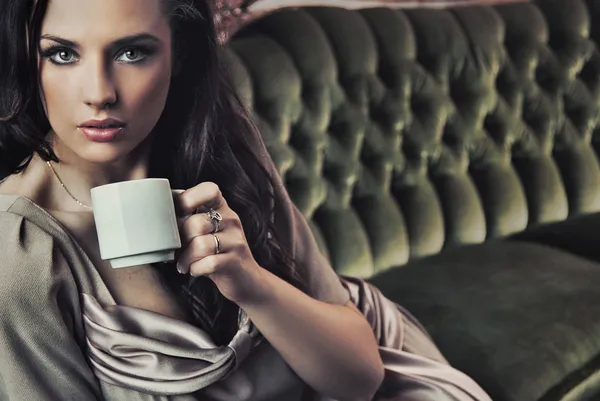 Portret van een mooie dame middag koffie drinken — Stockfoto