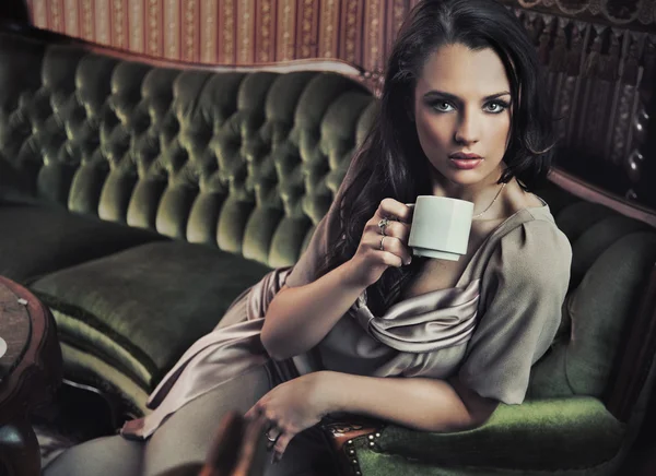 午後のコーヒーを飲む美しい婦人の肖像 — ストック写真
