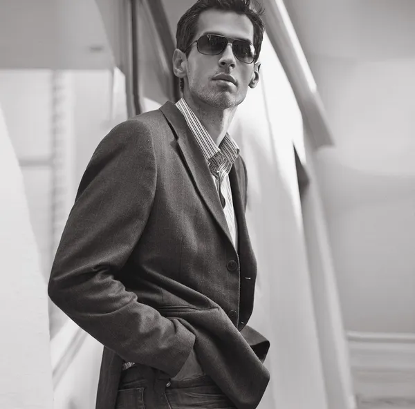 Vogue stijl zwart-wit foto van een knappe zakenman — Stockfoto