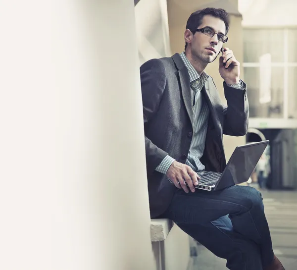 Jeune homme d'affaires parlant par téléphone portable — Photo