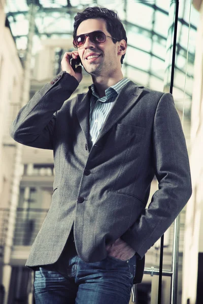 携帯電話上でチャット朗らかビジネスマン — ストック写真