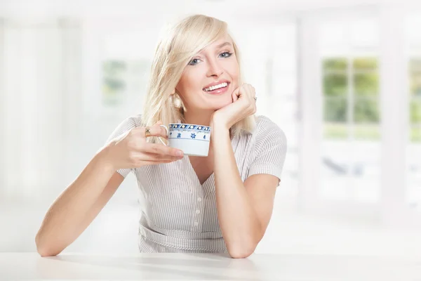 Fröhliche Junge Frau Trinkt Kaffee — Stockfoto