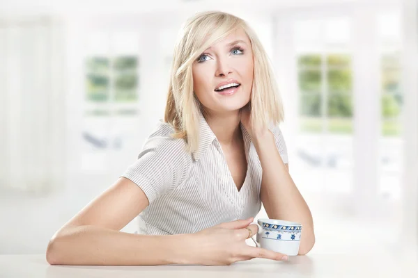 コーヒーを飲んで陽気な若い女性 — ストック写真