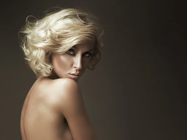 Vacker naken blond skönhet poserar — Stockfoto