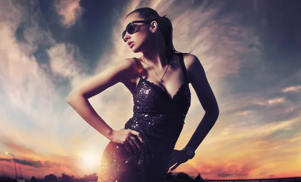 Nostalgic young beauty wearing sunglasses — Stock Photo, Image