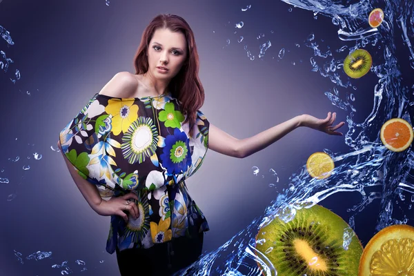 Mujer joven mostrando fruta fresca — Foto de Stock