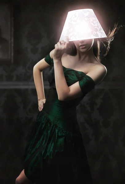 Foto in stile design di una giovane bellezza con lampada incandescente — Foto Stock