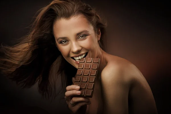 陽気な女がチョコレートを食べる — ストック写真