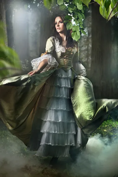 Jeune femme dans une forêt mystérieuse Photo De Stock