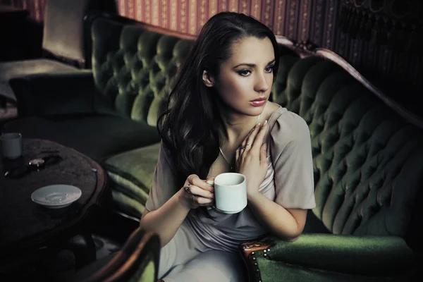 午後のコーヒーを飲む美しい婦人の肖像 ロイヤリティフリーのストック画像