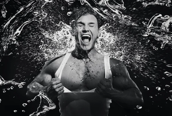 Atemberaubender muskulöser Mann mit Dusche — Stockfoto