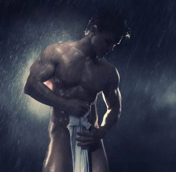 肌肉男子有淋浴 — 图库照片