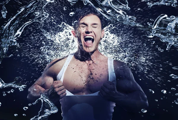 Uomo muscolare che fa la doccia — Foto Stock