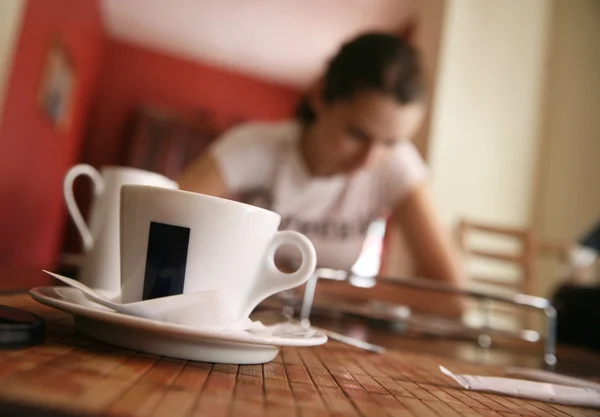 Roztomilá brunetka přestávka na kávu — Stock fotografie