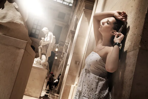Wunderschöne Frau posiert in einem glamourösen Interieur — Stockfoto