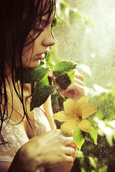 Unga Fantastiska Skönhet Med Blomma — Stockfoto